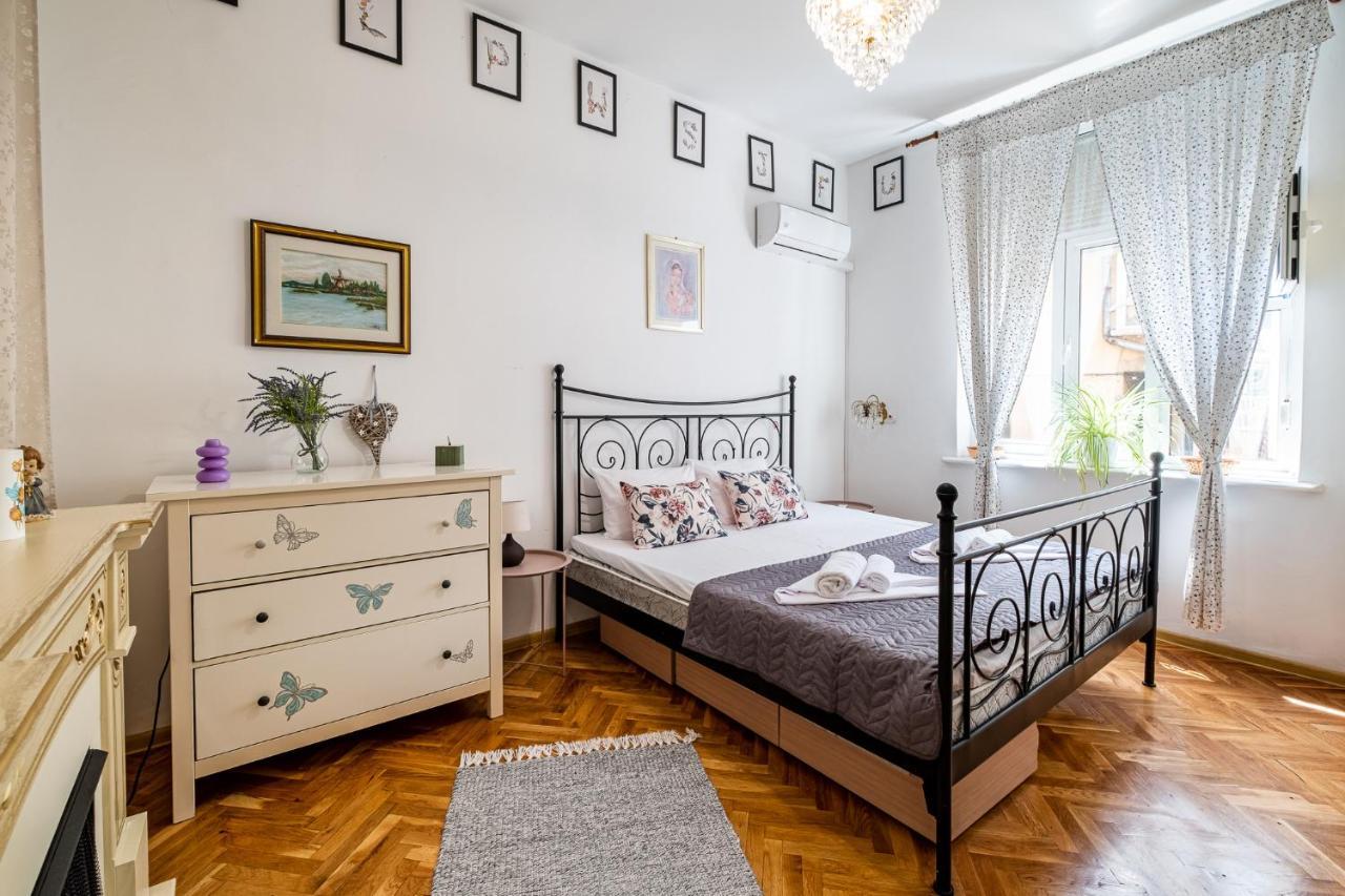 Aristocratic 2Bdrm Central Apartment Варна Екстер'єр фото