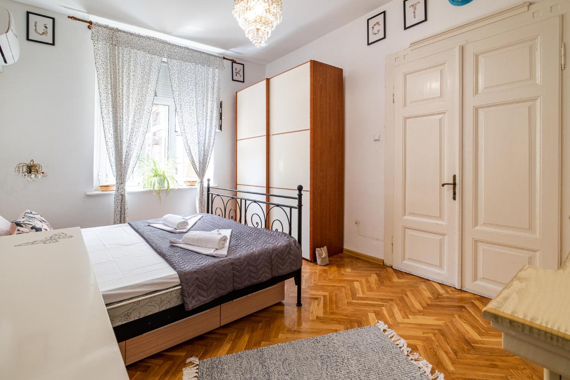 Aristocratic 2Bdrm Central Apartment Варна Екстер'єр фото