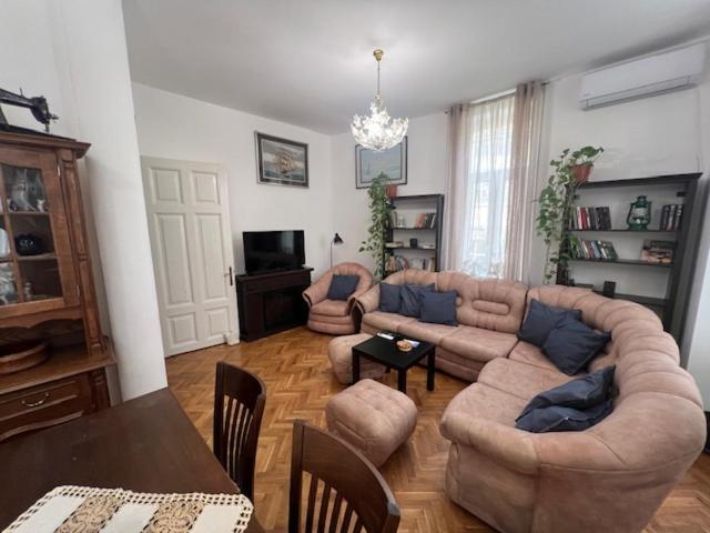 Aristocratic 2Bdrm Central Apartment Варна Екстер'єр фото